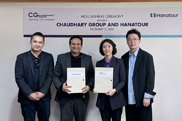 지난 12일 네팔 현지에서 진행한 협약식에서 하나투어 송미선 대표이사(오른쪽에서 두번째)와 차우다리 그룹 너바나 차우다리 부회장(왼쪽에서 두번째)이 기념촬영을 하고 있다. [사진=하나투어]
