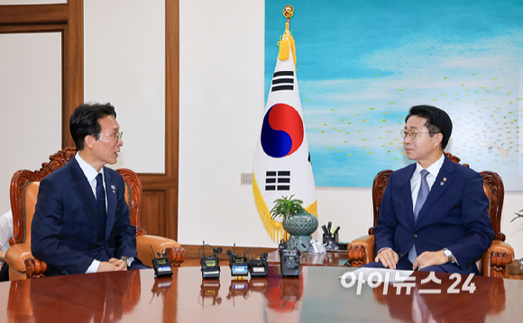 김민석 국무총리가 10일 서울 여의도 국회를 찾아 조정식 국회의장을 예방하고 있다. [사진=곽영래 기자]
