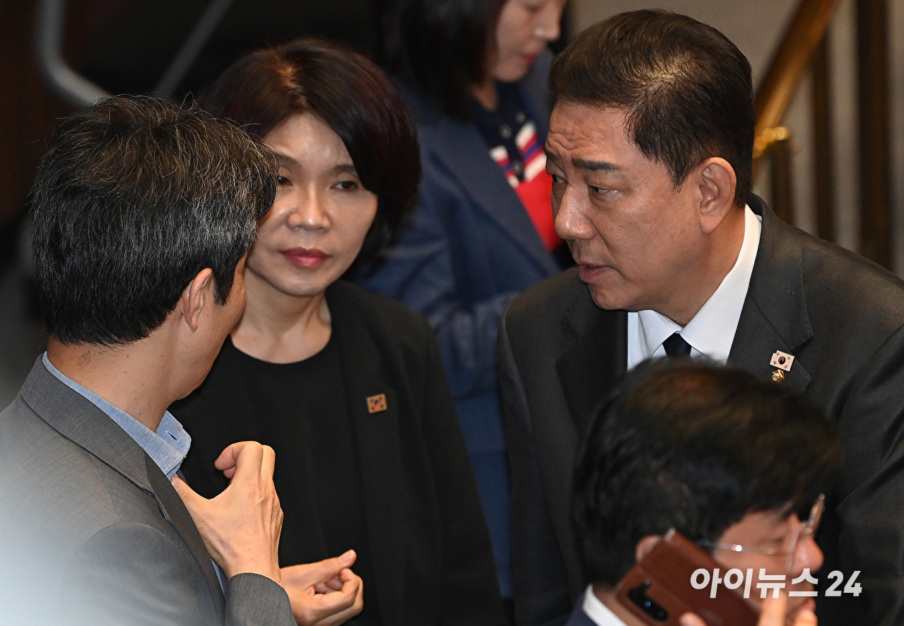 김병기 더불어민주당 원내대표가 지난 10일 서울 여의도 국회 본회의에서 한정애 정책위의장, 윤건영 의원과 대화를 하고 있다. [사진=곽영래 기자]