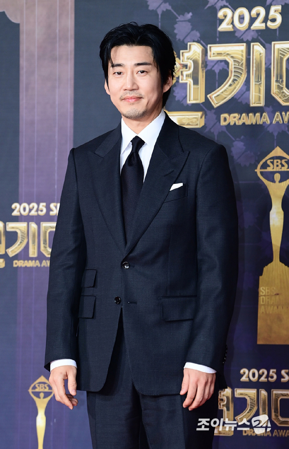 '모범택시3' 배우 이제훈이 31일 오후 서울 마포구 상암동 SBS 프리즘타워에서 열린&nbsp;2025 SBS 연기대상&nbsp;레드카펫 행사에 참석하고 있다. [사진=정소희 기자]