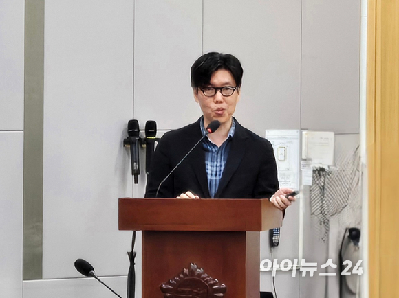 허성무 더불어민주당 의원(왼쪽 여섯번째), 김명현 대한조선학회장(왼쪽 일곱번째) 등 관계자들이 18일 국회 의원회관에서 열린 'K-조선 글로벌 미래 초격차 기술 확보 토론회'에 참석하고 있다. [사진=최란 기자]