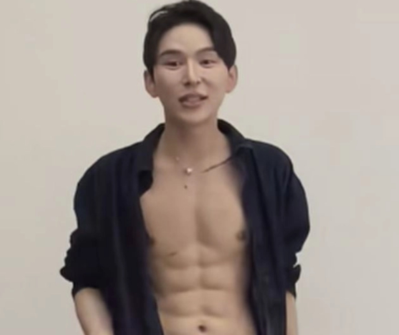 중국의 한 남성이 8억원이 넘는 돈을 들여 인공적으로 '8팩 복근'을 만들었다고 주장해 화제다. 사진은 해당 남성과 시술 과정. [사진=더우인]