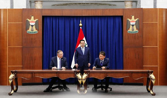 14일(현지 시간) 이라크 총리실에서 열린 계약 서명식에서 패트릭 푸얀토탈에너지스 CEO (왼쪽), 류성안 현대건설 플랜트사업본부장이 모하메드 시아 알수다니 이라크 총리(가운데)가 지켜보는 가운데 계약을 체결하고 있다. [사진=현대건설]