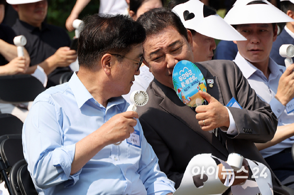 8일 서울 여의도 국회 사랑재에서 열린 K-바캉스 캠페인 "K-관광 올여름은 국내로 !"에 참석한 우원식 국회의장과 더불어민주당 김병기 당대표 직무대행 겸 원내대표, 국민의힘 송언석 비상대책위원장 겸 원내대표 등 참석자들이 구호를 외치고 있다. [사진=곽영래 기자]