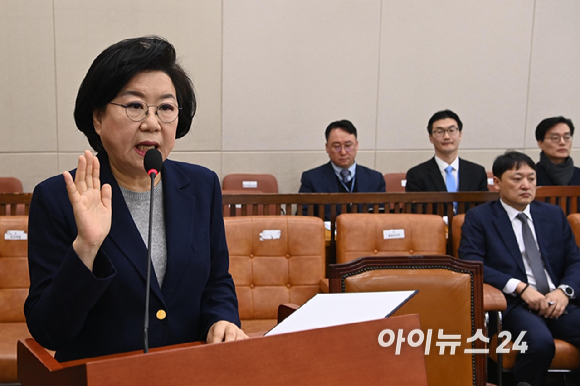 이혜훈 기획예산처 장관 후보자가 23일 오전 서울 여의도 국회 재정경제기획위원회에서 열린 인사청문회에서 선서하고 있다. [사진=곽영래 기자]