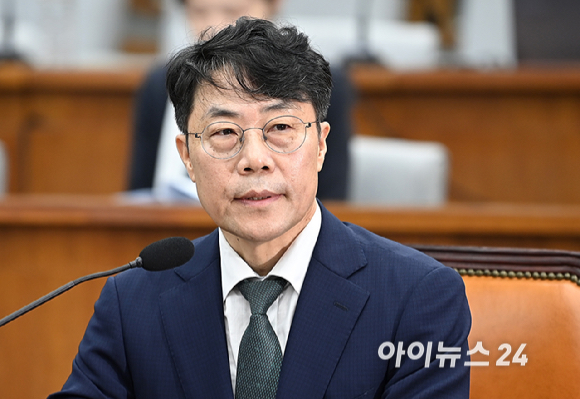 김성수 대법관 후보자가 14일 서울 여의도 국회에서 열린 제439회 국회(정기회) 대법관(김성수) 임명동의에 관한 인사청문특별위원회에서 의원질의에 답변하고 있다. [사진=곽영래 기자]