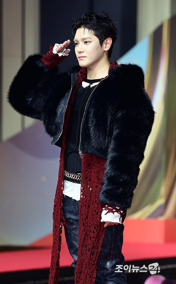 NCT 태용이 25일 오후 인천광역시 중구 운서동 인스파이어 아레나에서 열린 '2025 SBS 가요대전' 레드카펫 행사에 참석하고 있다.&nbsp;