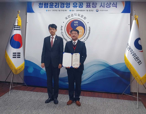 국민권익위원회 박종민 부위원장 겸 사무처장(왼쪽)과 KAI 컴플라이언스팀 최재윤 팀장이 시상식 후 기념촬영을 하고 있다.[사진=KAI]