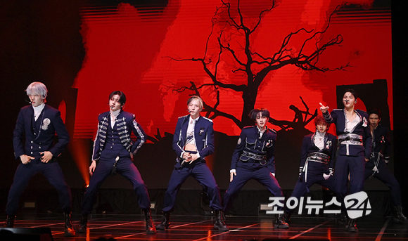 그룹 앰퍼샌드원(AMPERS&ONE)이 8일 서울 용산구 노들섬 라이브하우스에서 열린 미니 4집 '데피니션'(DEFINITION) 발매 기념 쇼케이스에서 무대를 선보이고 있다. [사진=곽영래 기자]