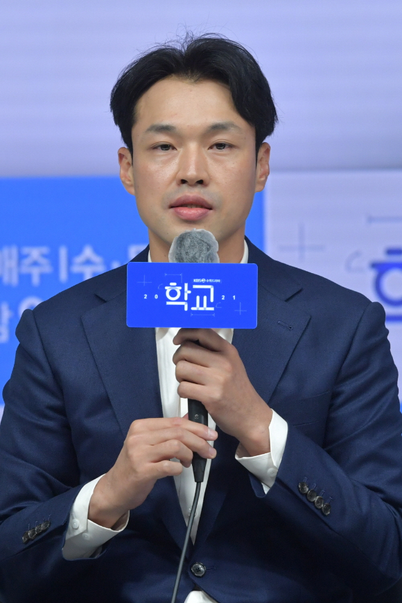 그룹 위아이 김요한, 배우 조이현, 황보름별, 추영우, 전석호가 24일 온라인으로 진행된 KBS 2TV 새 수목드라마 '학교 2021' 제작발표회에 참석해 포즈를 취하고 있다. [사진=KBS]