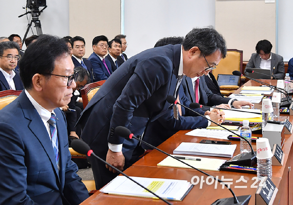 유영상 SK텔레콤 대표이사가 30일 국회 과학기술정보방송통신위원회의에서 열린 방송통신 분야 청문회에 출석해 허리숙여 인사하고 있다. [사진=곽영래 기자]