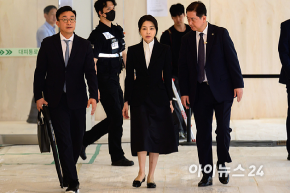 윤석열 전 대통령의 배우자 김건희 여사가 2025년 8월 6일 광화문에 위치한 ‘김건희 특검’ 사무실에 출석하고 있다. [사진=사진공동취재단]