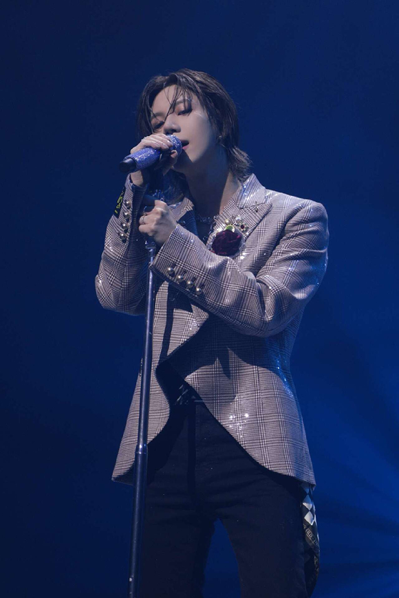 태민이 미국 라스베이거스의 '돌비 라이브(Dolby Live at Park MGM)'에서 열린 'TAEMIN LIVE [Veil] in Las Vegas(태민 라이브 [베일] 인 라스베이거스)'에서 무대를 선보이고 있다. [사진=빅플래닛메이드]