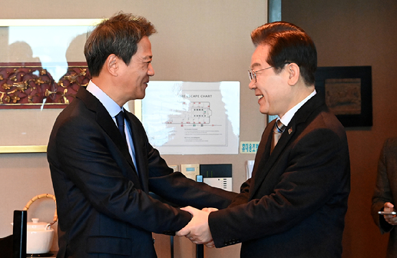 더불어민주당 이재명 대표(오른쪽)가 27일 서울 여의도의 한 음식점에서 임종석 전 대통령비서실장과 악수하고 있다. 2025.2.27 [국회사진기자단] [사진=연합뉴스]