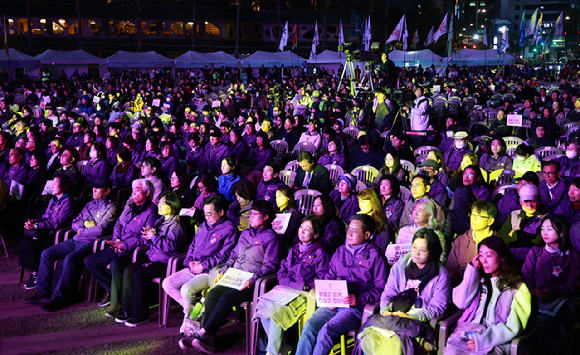25일 서울광장에서 '이태원 참사 3주기 시민추모대회'가 열리고 있다. [사진=연합뉴스]