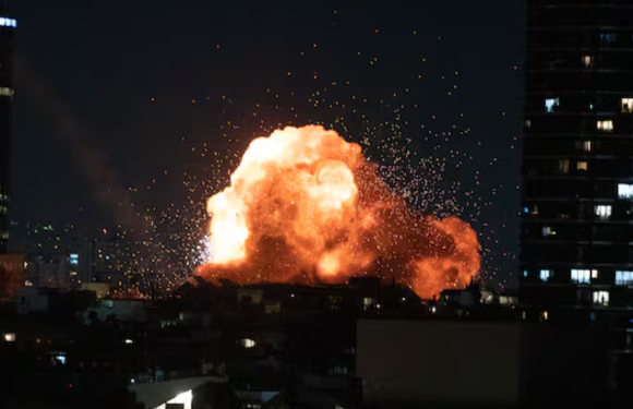 지난달 28일 이스라엘 텔아비브 도심에서 이란의 미사일 공격으로 폭발이 발생해 화염이 치솟고 있다. [사진=신화통신/연합뉴스]