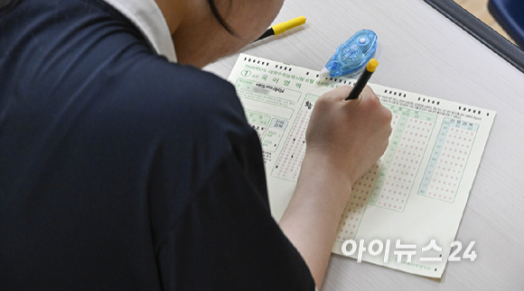 2026학년도 대학수학능력시험 6월 모의평가 시행일인 4일 서울 영등포구 여의도여자고등학교에서 학생들이 시험 준비를 하고 있다. [사진=사진공동취재단]