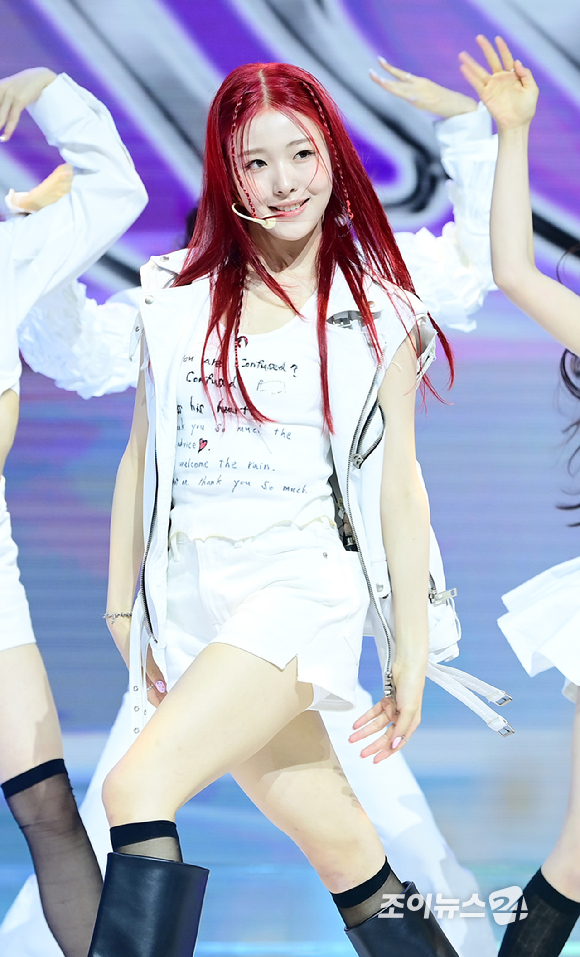 그룹 앳하트 아린이 13일 오후 서울 한남동 블루스퀘어에서 열린 앳하트(AtHeart) 첫 번째 EP '플롯 트위스트'(Plot Twist) 미디어 쇼케이스에서 멋진 무대를 선보이고 있다. [사진=정소희 기자]