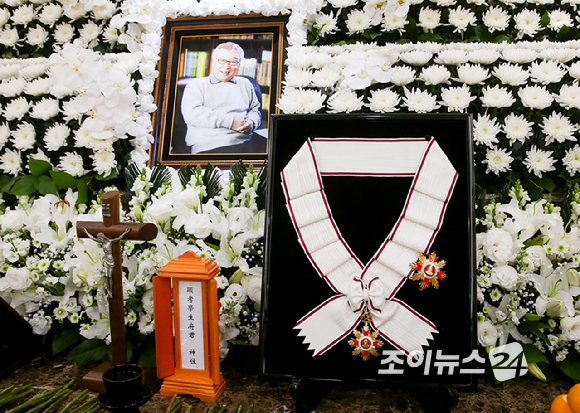 26일 서울아산병원 장례식장에 마련된 원로 배우 겸 전 국회의원 故 이순재의 빈소에 정부가 추서한 금관문화훈장이 놓여있다. [사진=사진공동취재단]