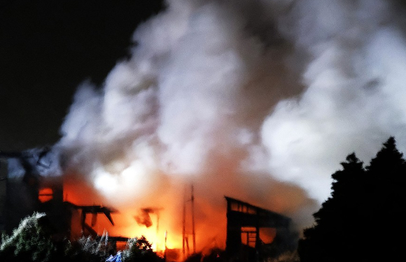 동일본 대지진이 발생한 직후인 지난 2011년 3월 15일 일본 미야기현 게센누마에서 이재민들이 폐허 속에 묻힌 자신의 집을 바라보는 모습. [사진=교도/연합뉴스]