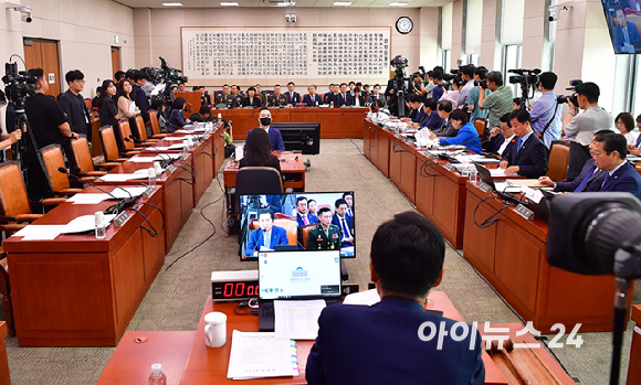 정청래 법제사법위원장이 21일 오전 서울 여의도 국회에서 열린 법제사법위원회 전체회의 순직 해병 수사 방해 및 사건 은폐 등의 진상규명을 위한 특별검사의 임명 등에 관한 법률안 관련 입법청문회에서 발언하고 있다. [사진=곽영래 기자]