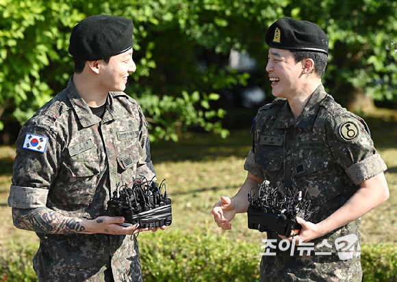 그룹 방탄소년단(BTS) 지민, 정국이 육군 현역으로 군 복무를 마치고 만기 전역했다.11일 오전 경기 연천군 연천공설운동장에서 진행된 전역 행사에서 방탄소년단 지민, 정국이 미소를 짓고 있다. [사진=곽영래 기자]
