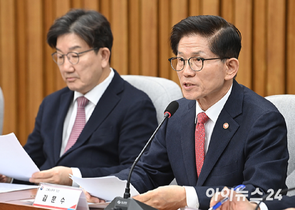 최근 여권 대선주자로 거론되는 김문수 고용노동부 장관이 페이스북을 통해 자신의 턱걸이 영상을 공개해 화제다. 김 장관은 1951년생으로 올해 만 73세다. 영상은 페이스북 캡처. [사진=페이스북 '김문수 이야기']