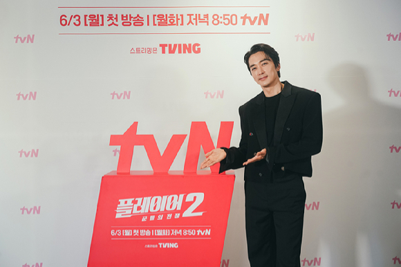배우 송승헌이 tvN 새 월화드라마 '플레이어2: 꾼들의 전쟁' 제작발표회에서 포토타임을 갖고 있다. [사진=tvN]