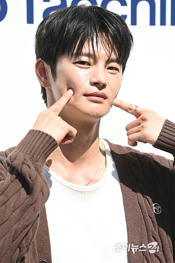 배우 서인국이 26일 오후 서울 용산구 한남동 플래그십 스토어에서 열린 클래식 라이프스타일 브랜드 세르지오 타키니 한남 플래그십 스토어 오픈 기념 포토콜 행사에 참석하고 있다. [사진=문수지 기자]