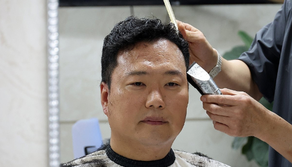 신병 훈련을 받기 위해 2박 3일 일정으로 육군 논산훈련소에 입소하는 개혁신당 천하람 원내대표가 12일 국회 미용실에서 두발을 정리하고 있다. [사진=연합뉴스]