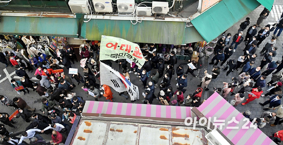 윤석열 국민의힘 대선 경선 후보 지지자들이 3일 오전 서울 중구 남대문시장에서 윤석열 연호를 외치며 윤 후보를 따라 다니고 있다. [사진=국회사진취재단]