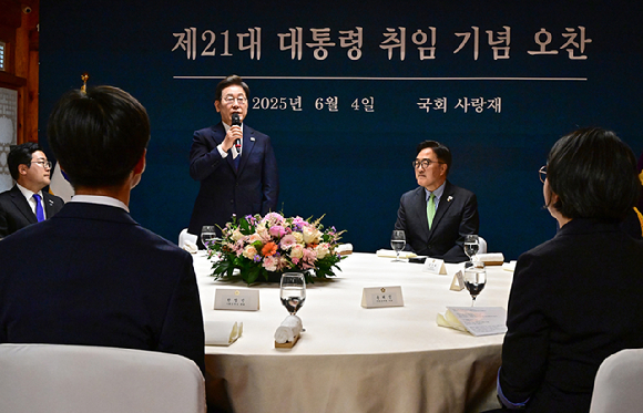 서울의 한 대형마트에서 시민들이 장을 보고 있다. [사진=연합뉴스]