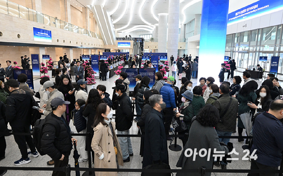 18일 오전 수원시 영통구 수원컨벤션센터에서 열린 제57기 삼성전자 정기주주총회에서 주주들이 입장하기 위해 길게 줄 서 있다. [사진=곽영래 기자]