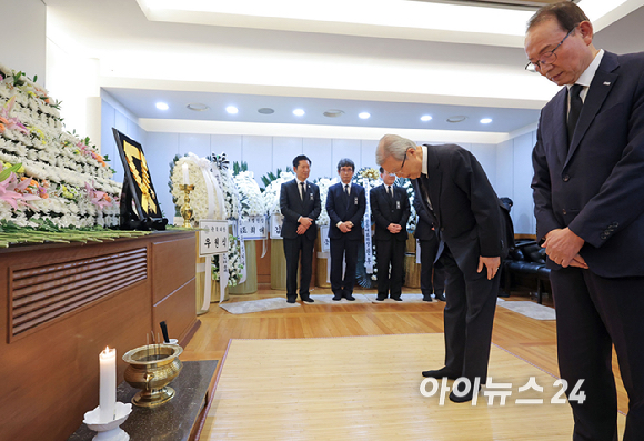 김종인 전 국민의힘 비상대책위원장이 28일 서울 종로구 서울대학교병원 장례식장에 마련된 고 이해찬 전 국무총리의 빈소에서 조문을 하고 있다. [사진=사진공동취재단]