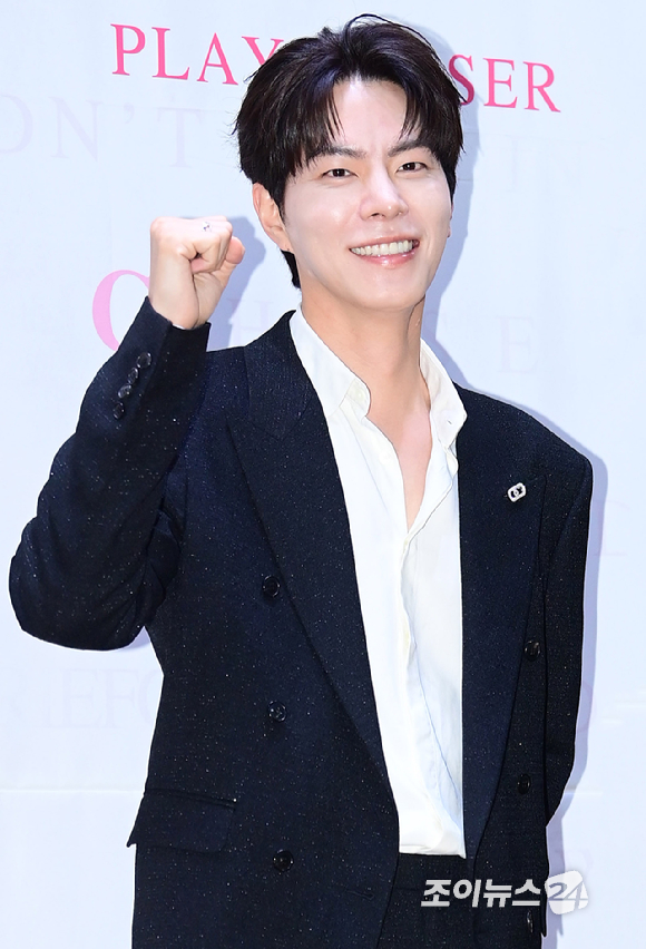 (왼쪽부터)오만석-배수빈-홍우진-최강희-리사-장희진-소주연-이나연-홍종현-강영석-이도윤이 2일 오후 서울 종로구 대학로 이음아트홀에서 열린 연극 '클로저' 제작 발표회에 참석하고 있다. [사진=정소희 기자]