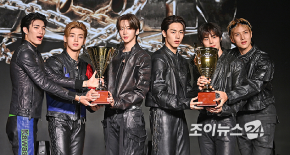 그룹 82메이저(82MAJOR)가 30일 오후 서울 강남구 일지아트홀에서 열린 미니 4집 '트로피' 컴백 쇼케이스에서 포토타임을 갖고 있다. [사진=곽영래 기자]