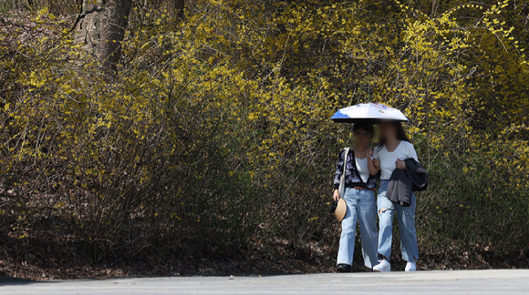 지난 2일 경기도 과천시 서울대공원을 찾은 방문객들이 양산을 쓰고 산책하고 있다. [사진=뉴시스]