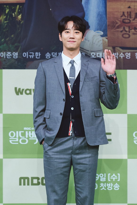 이혜리, 이준영이 19일 서울 상암동 MBC 사옥에서 열린 MBC 새 수목드라마 &#039;일당백집사&#039; 제작발표회에서 포토타임을 갖고 있다. [사진=MBC]