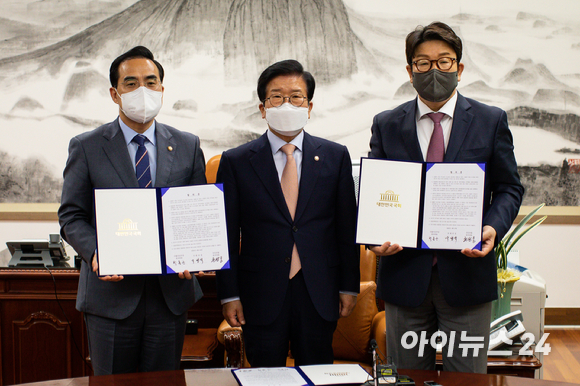 박병석 국회의장(가운데)과 더불어민주당 박홍근(왼쪽), 국민의힘 권성동 원내대표가 22일 서울 여의도 국회에서 '검수완박(검찰 수사권 완전 박탈)' 법안 관련 국회의장 중재안에 합의한 후 합의문을 들고 기념촬영을 하고 있다. [사진=김성진 기자]