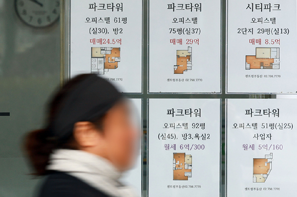 아파트 가격 급등 현상이 장기화하면서 저렴한 대체 주거 수단으로 오피스텔 거래가 급증하고 있다. 사진은 서울 시내 한 부동산 중개업소. [사진=연합뉴스]
