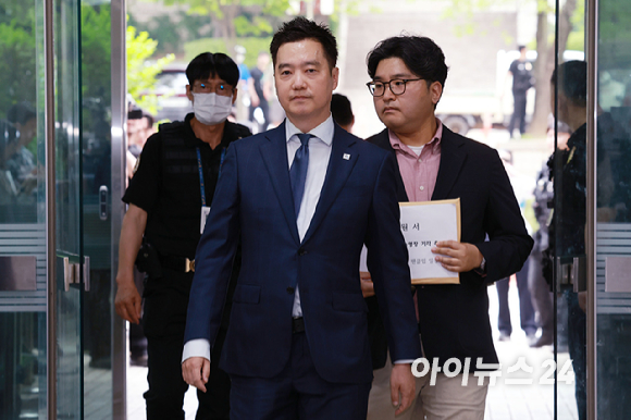 배우 김수현의 명예를 훼손한 혐의를 받는 김세의 가로세로연구소 대표가 26일 오전 서울 서초구 서울중앙지방법원에서 열린 구속 전 피의자 심문(영장실질심사)에 출석하고 있다. [사진=사진공동취재단]