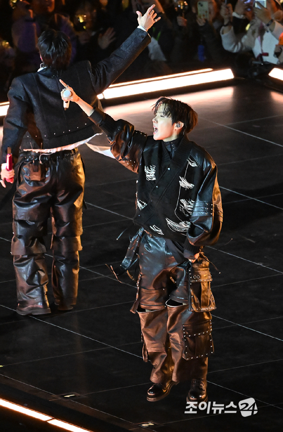 방탄소년단(BTS)이 21일 오후 서울 광화문 광장에서 정규 5집 '아리랑(ARIRANG)' 앨범 발매를 기념해 컴백 무대를 선보이고 있다. [사진=사진공동취재단]