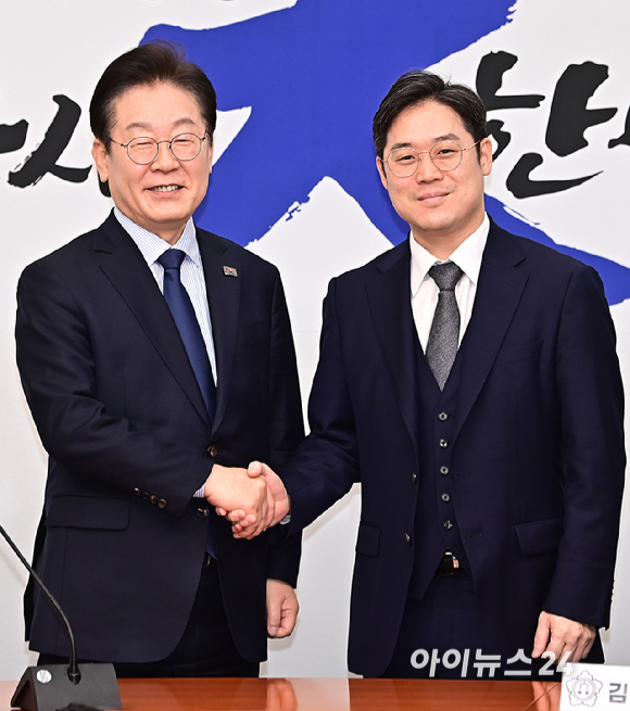 이재명 더불어민주당 대표가 10일 오후 서울 여의도 국회에서 김정욱 신임 대한변호사협회장 당선인을 접견, 기념촬영을 하고 있다. [사진=곽영래 기자]
