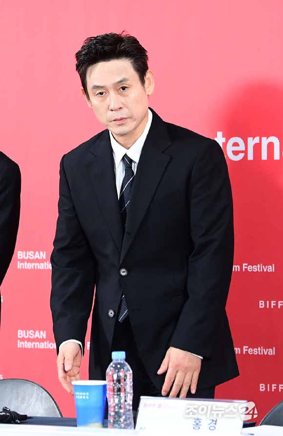 배우 설경구가 19일 오전 부산광역시 해운대구 우동 영화의 전당에서 열린 제30회 부산국제영화제(BIFF) 영화 '굿뉴스' 갈라 프레젠테테이션 기자회견에 참석하고 있다. [사진=정소희 기자]