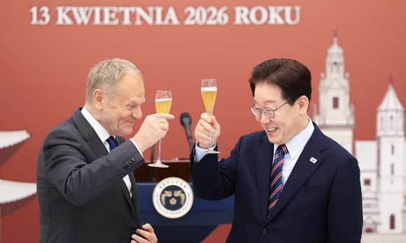 손재일 한화에어로스페이스&middot;한화시스템 대표이사(오른쪽부터)와 한만희 해외건설협회장, 류재철 LG전자 대표이사, 김종출 한국항공우주산업(KAI) 대표이사, 이용배 현대로템 대표이사가 13일 청와대에서 열린 이재명 대통령 주최 도날트 투스크 폴란드 총리 공식 방한 환영 오찬에서 대화하고 있다. [사진=연합뉴스/청와대통신사진기자단]