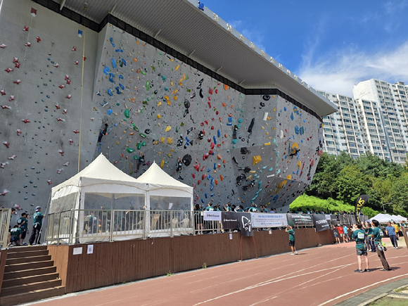 (사)한국대학산악연맹(KSAF, 회장 견연수)은 오는 9월 5일(토) 서울 강남스포츠클라이밍센터에서 '2026 스포츠클라이밍 페스티벌'을 개최한다고 밝혔다. [사진=한국대학산악연맹]