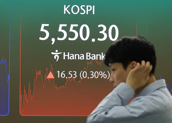 23일 서울 중구 하나은행 본점 딜링룸에 코스피가 표시되고 있다. 이날 코스피는 전장보다 16.53포인트(0.30%) 오른 5,550.30으로 거래를 마쳤다. 2026.10.23 [사진=연합뉴스 ]