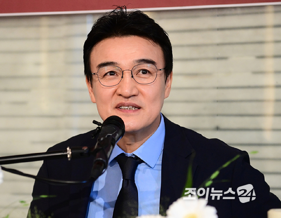 작가 된 박중훈 &quot;과거 대마초 사건, 책에 대한 믿음 위해 회고&quot;