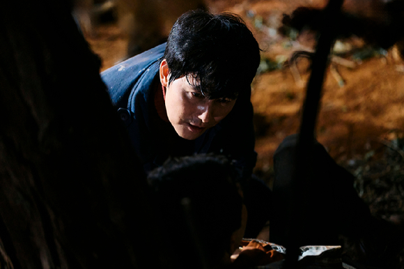 '메이드 인 코리아' 우민호 감독이 인터뷰에 앞서 사진촬영을 하고 있다. [사진=월트디즈니 컴퍼니 코리아]