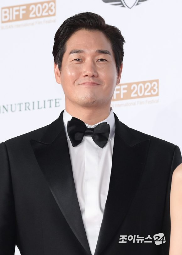 배우 유지태가 4일 오후 부산 영화의전당에서 진행된 제28회 부산국제영화제(BIFF) 개막식에 사회자로 참석해 레드카펫을 밟고 있다. [사진=정소희 기자]